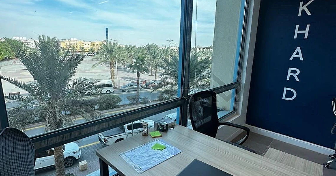 img-slider img-slider