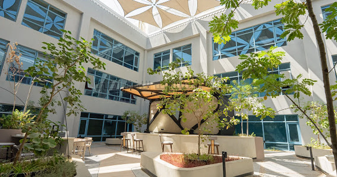 img-slider img-slider