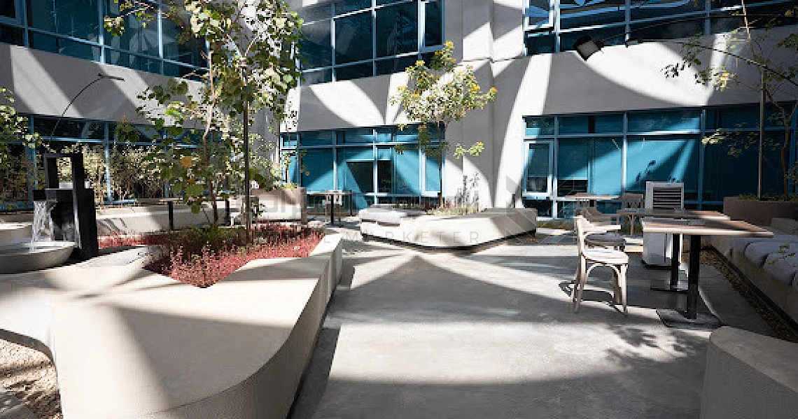 img-slider img-slider